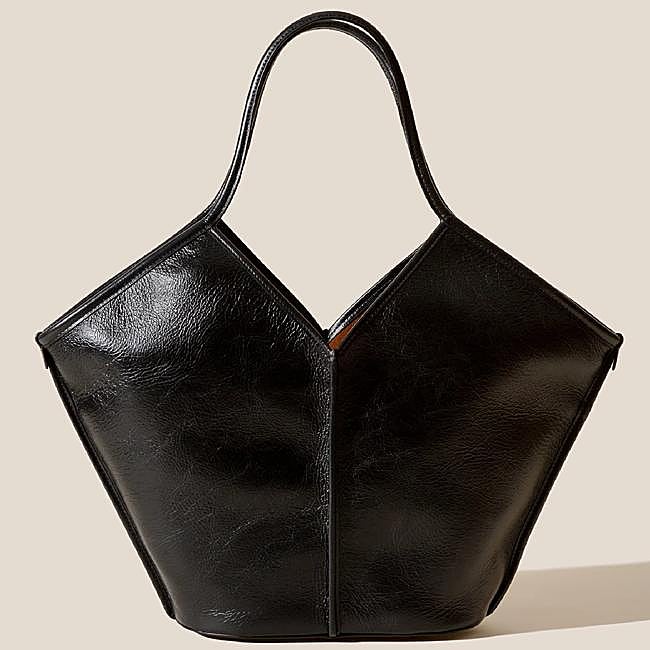 El bolso de piel negro de Hereu.