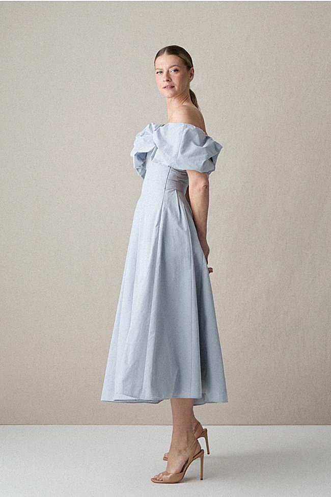 Vestido en azul claro con escote en los hombros de Hannibal Laguna.