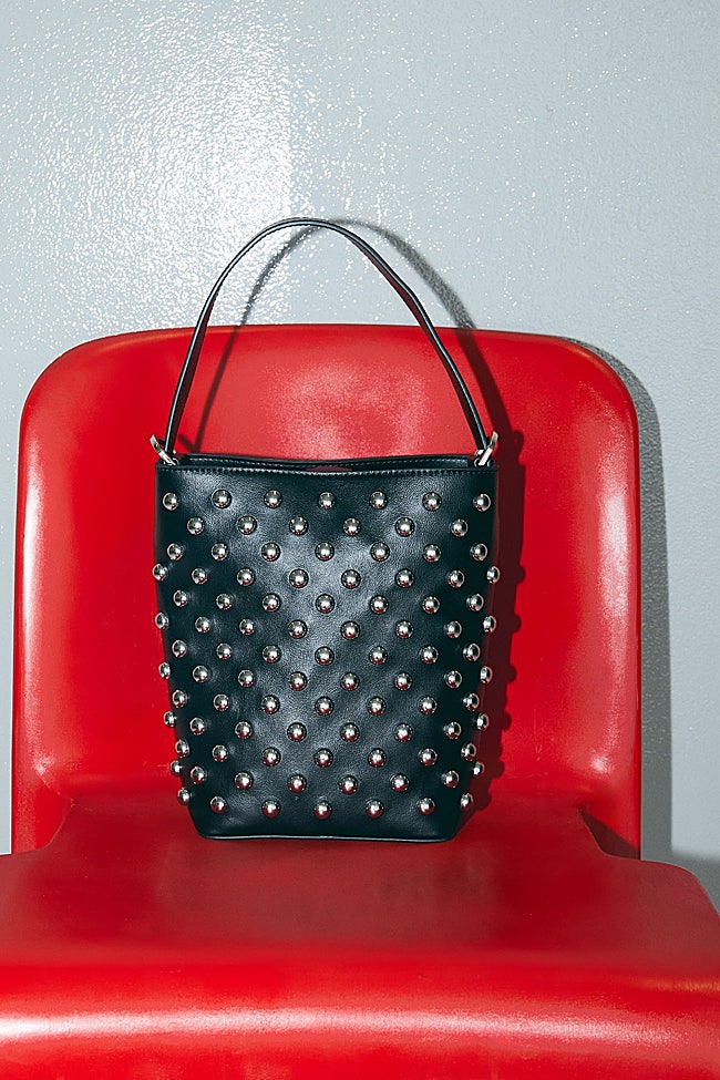 Bolso con tachuelas de Sfera (21,99 euros)