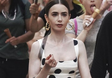 Se filtra un look de la nueva temporada de Emily in Paris y lo copiamos con un vestido de Parfois de 40 euros