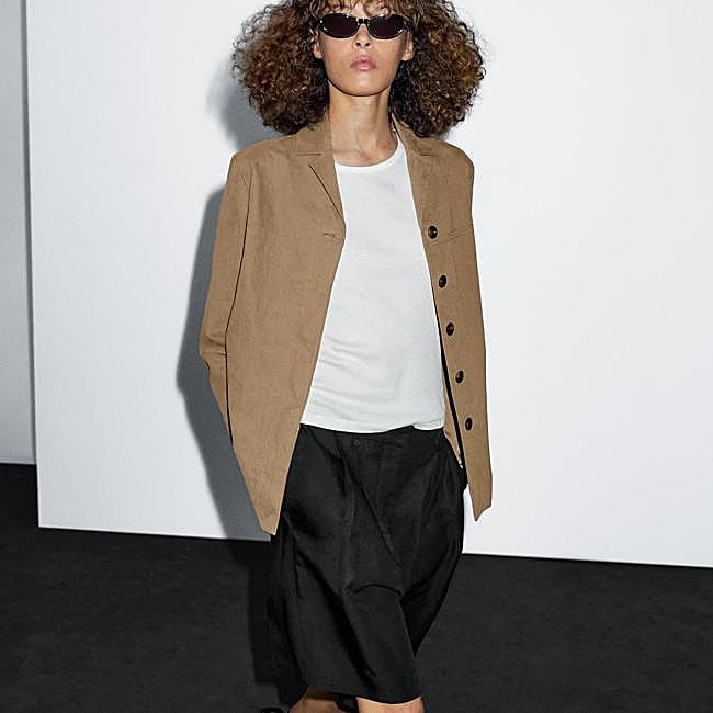 Blazer de ante marrón, 99,95 euros.