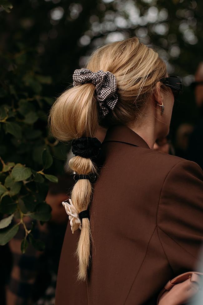 Un peinado con coleta y muchos elásticos de diferentes tamaños y formas.