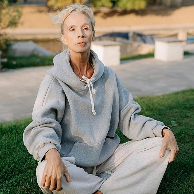 Mujer practicando yoga al aire libre.