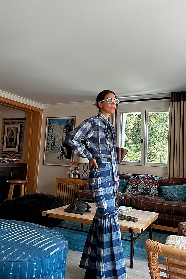 Sassa de Osma con conjunto en azul y gafas de sol blancas.