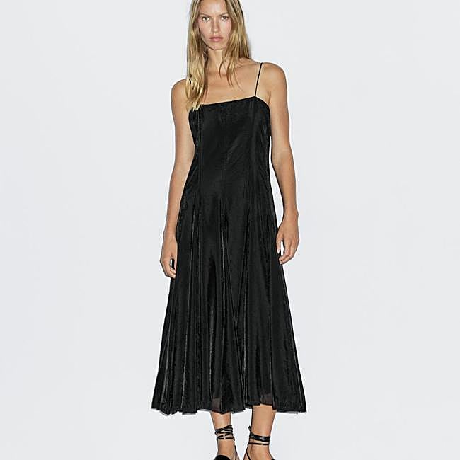 Vestido negro de Massimo Dutti, 99,95 euros.