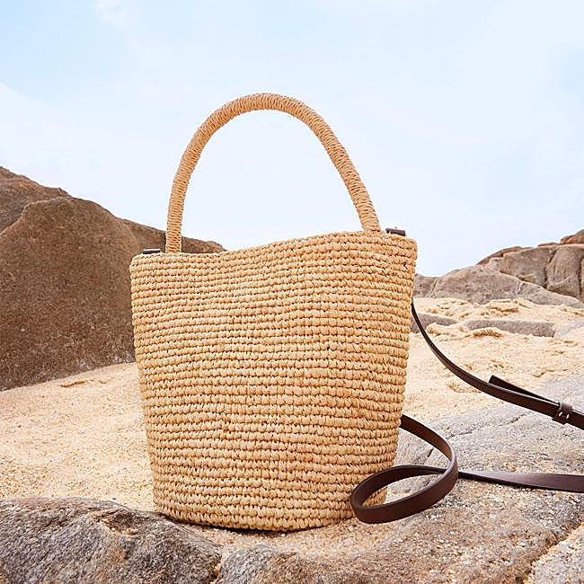 Bolso de rafia bombonera de Parfois.