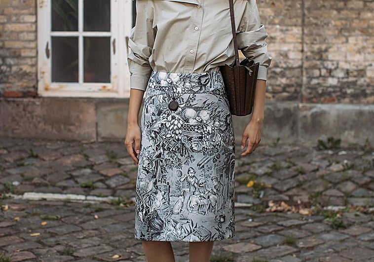 Flores texturizadas en tops, vestidos y faldas: la microtendencia favorita de las elegantes.