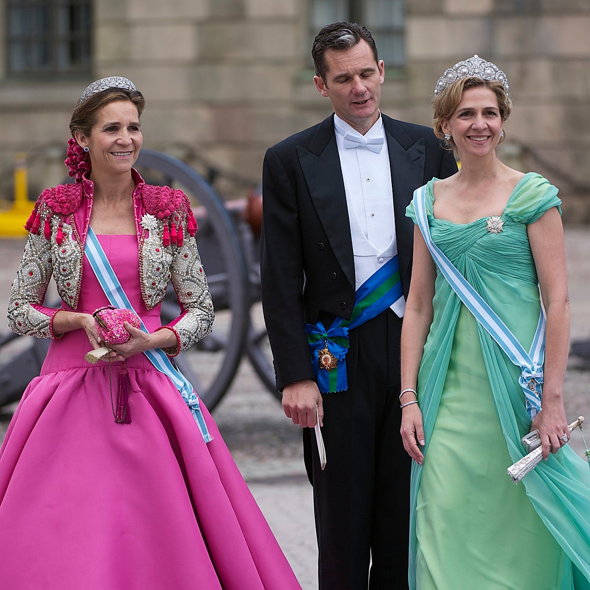 Las infantas Elena y Cristina junto a Iñaki Urdangarin en la boda de Victoria de Suecia.