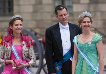 Las infantas Elena y Cristina junto a Iñaki Urdangarin en la boda de Victoria de Suecia.