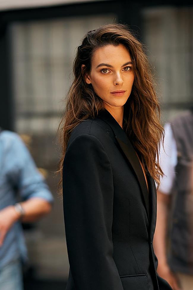 Una mujer con pelo largo y mechas babylights