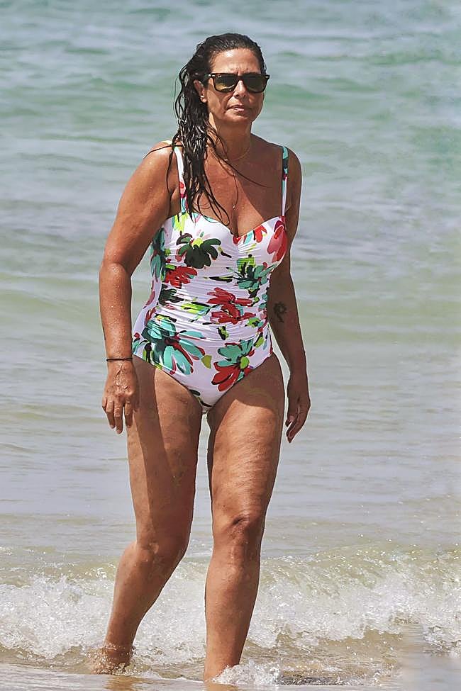 Nuria Roca con un bañador de flores.