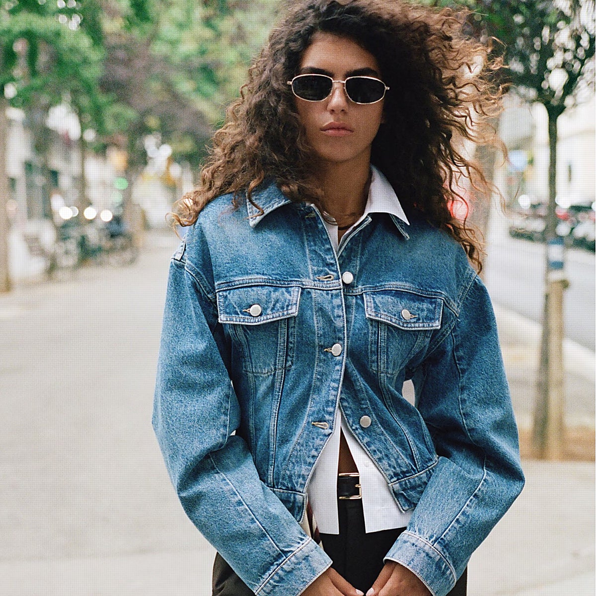 Vestidos midi, camisas básicas y muchas otras compras que acaban de llegar a las tiendas. ¿Quieres descubrirlas?