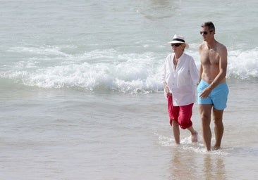 Iñaki Urdangarin junto a su madre, Claire Liebaert, durante unas vacaciones en Bidart.