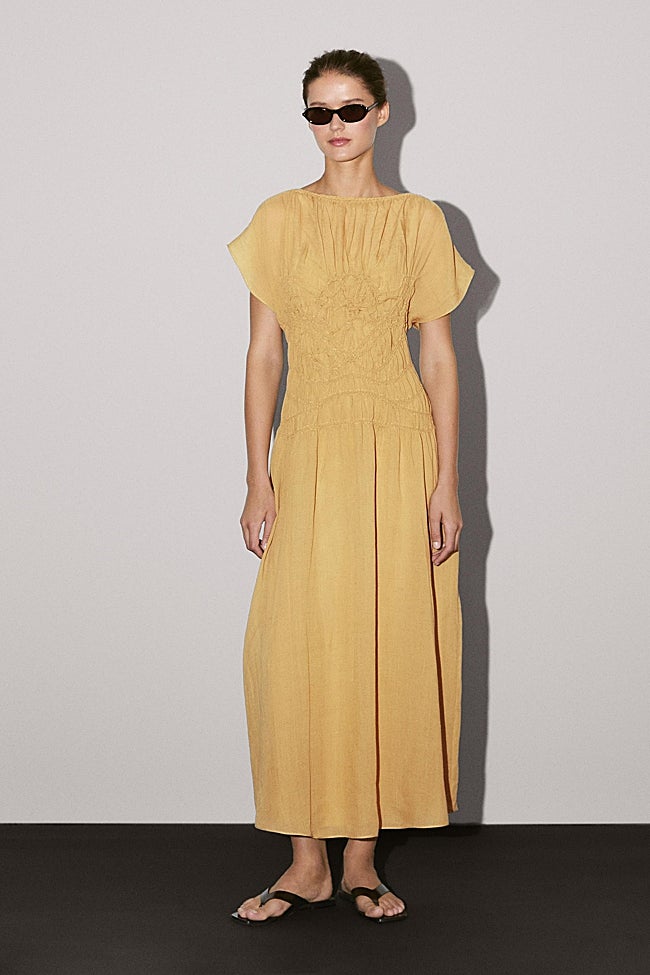 Vestido midi de Massimo Dutti (99,95 euros)
