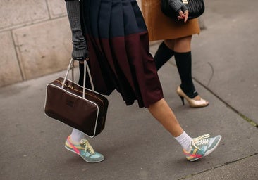 Las zapatillas slim son la tendencia que usan las chicas elegantes que quieren ir cómodas