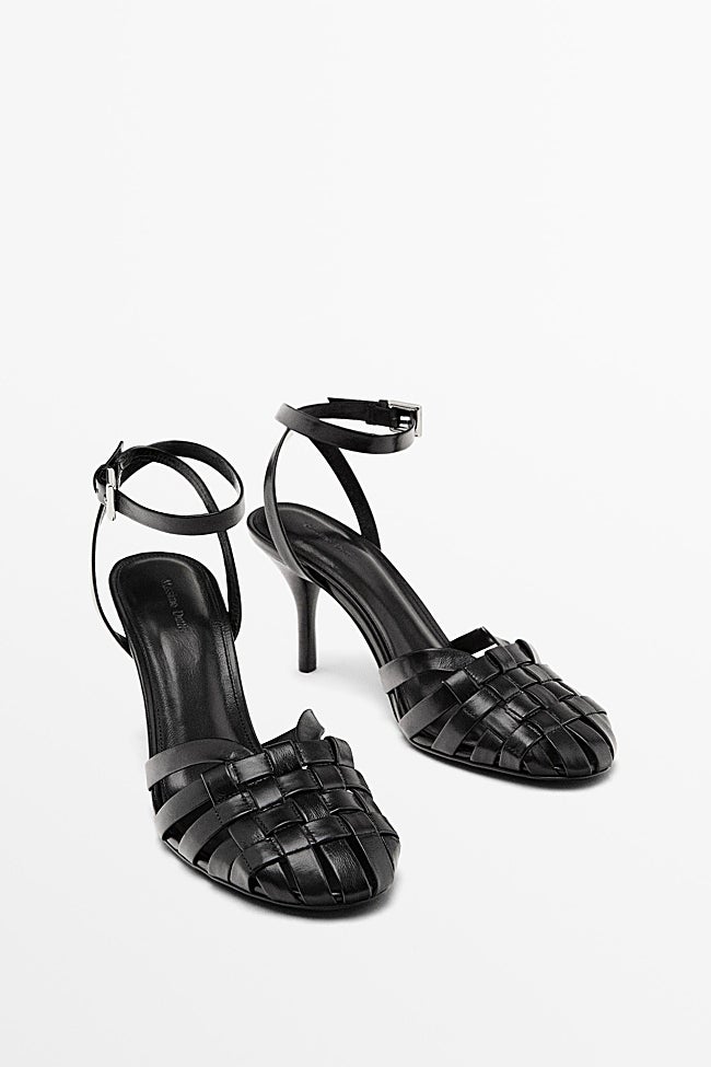 Zapatos negros de Massimo Dutti (99,99 euros)