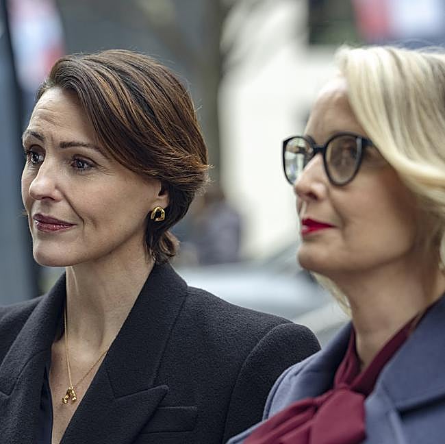Suranne Jones y Julie Delpy como Abigail Dalton y Julie Delpy como Vivienne Toussaint en una imagen de Rehén.