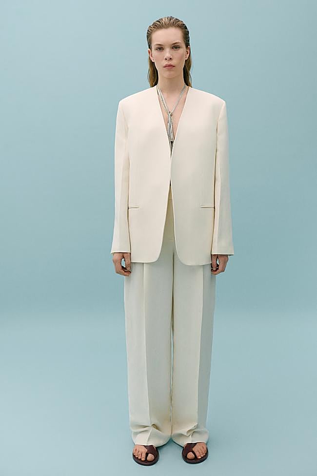 Blazer de traje sin solapas (55,99 euros).