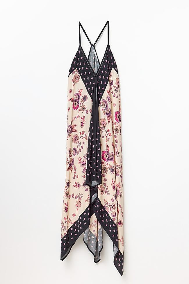 Es un vestido de tirantes con bajo asimétrico.