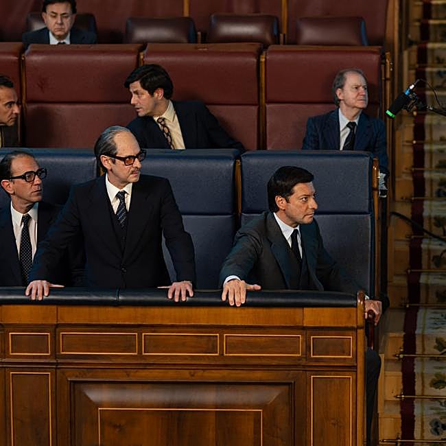 Imagen de la adaptación de Anatomía de un instante con Álvaro Morte como el presidente Adolfo Suárez, abajo a la derecha.