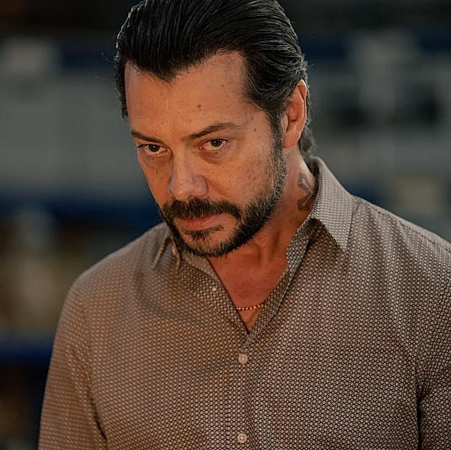 Álvaro Morte como Rafael Salazar en una imagen de la miniserie de Netflix, dos Tumbas.