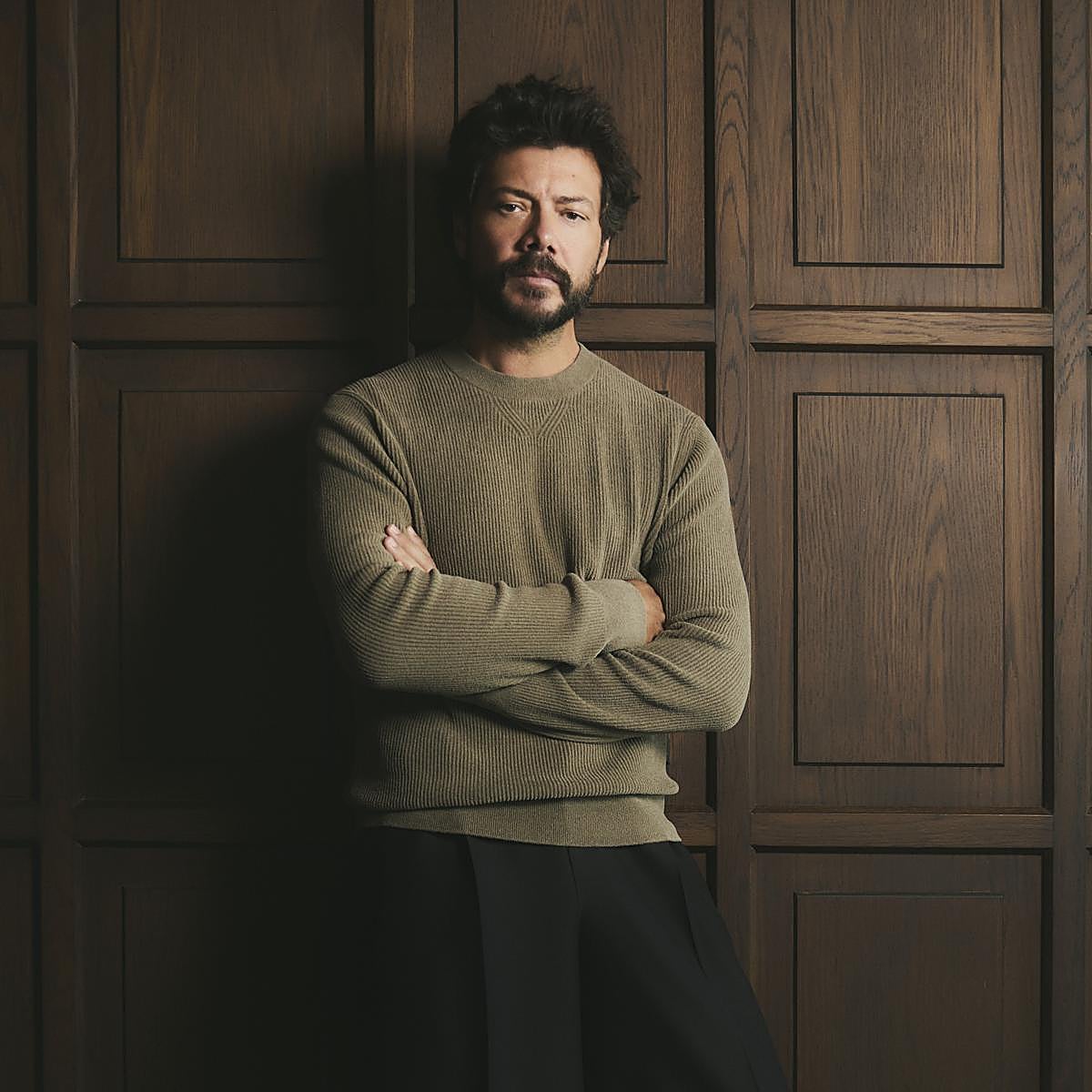 Álvaro Morte posa en el Club Financiero Génova con jersey de Hugo Boss y pantalones y zapatillas de Loewe.