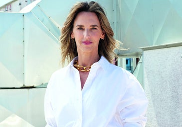 Cayetana Álvarez de Toledo lleva camisa de MANGO, vaqueros de LEVI'S y collar de SEZANE.