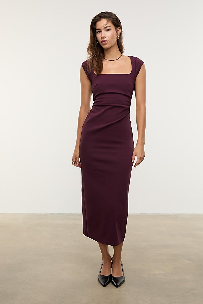 Vestido burdeos de Stradivarius (25,99 euros)