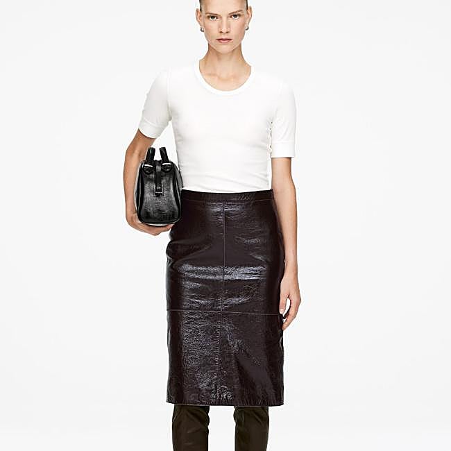 Falda de piel de Arket, 389 euros.