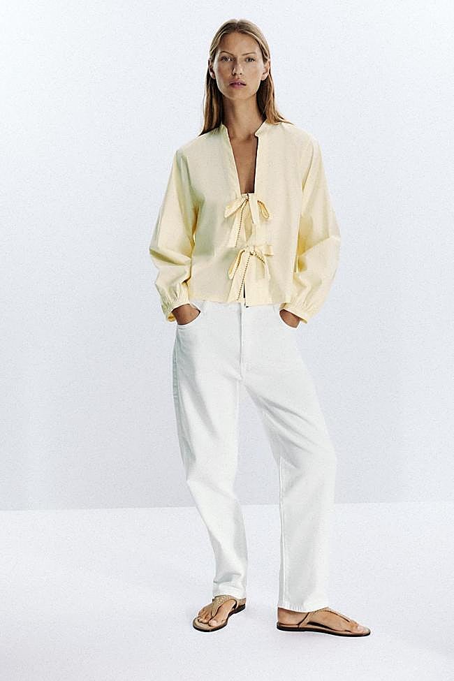 Blusa on detalle de lazos d Zara.