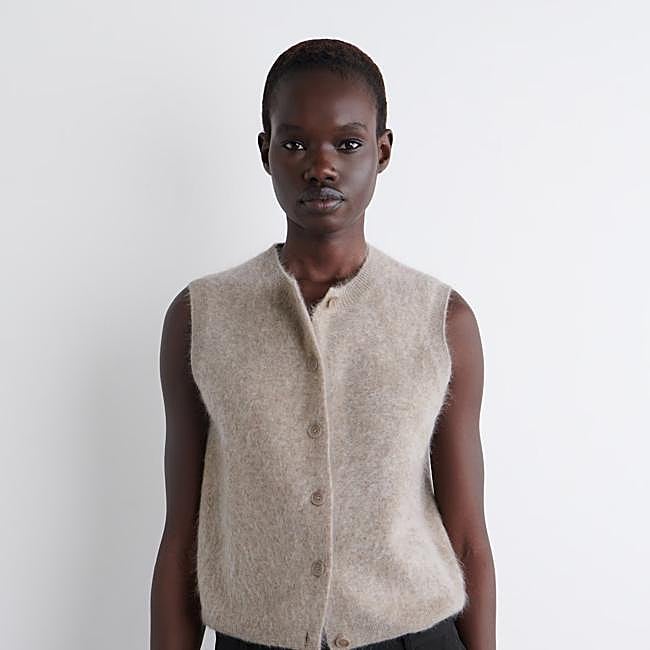 Cárdigan sin mangas crema de COS, 149 euros.