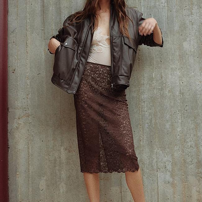 Falda marrón de encaje de H&M, 44,99 euros.