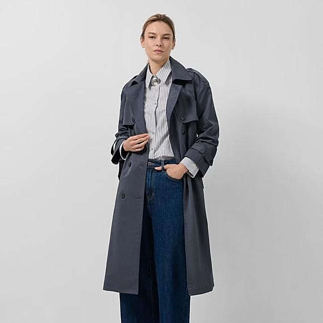 Gabardina azul marino de Roberto Verino, 250 euros.