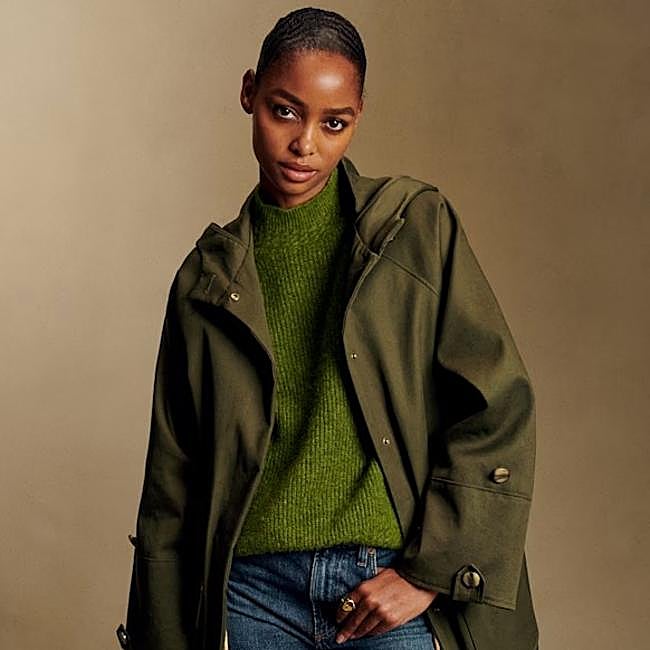 Gabardina verde Hugo de Sézane, 270 euros.