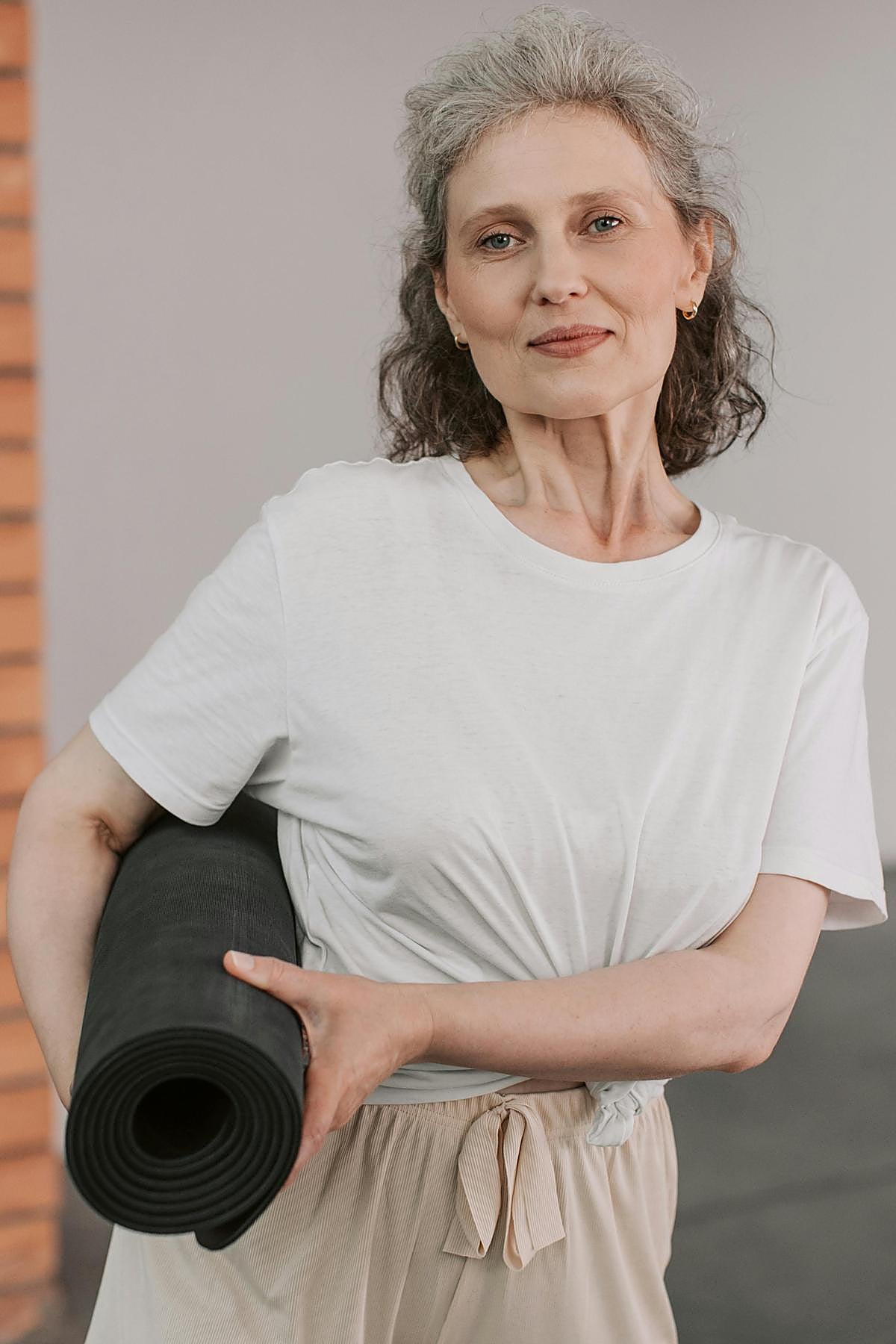Mujer haciendo ejercicio de Pilates con esterilla.
