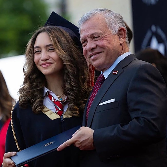 La princesa Jalila Bint Alia graduándose junto al rey Abdalá.