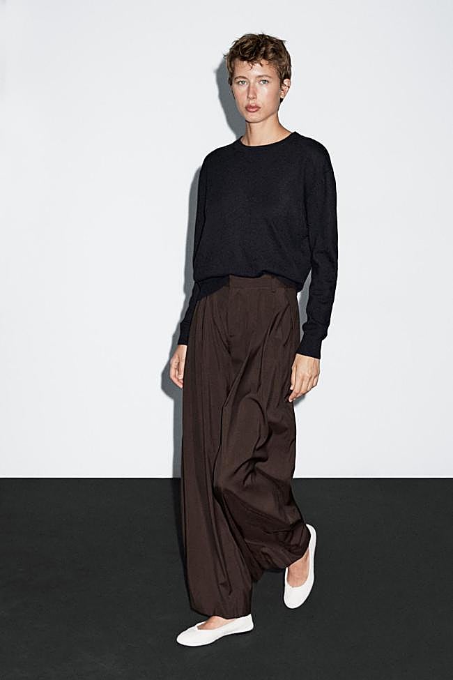 Pantalón ancho de pinzas de Massimo Dutti.