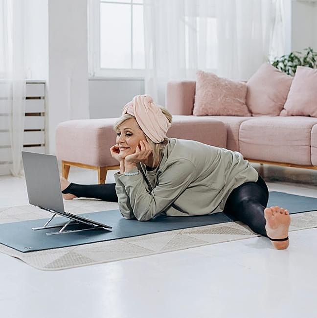 Mujer haciendo ejercicio en casa.