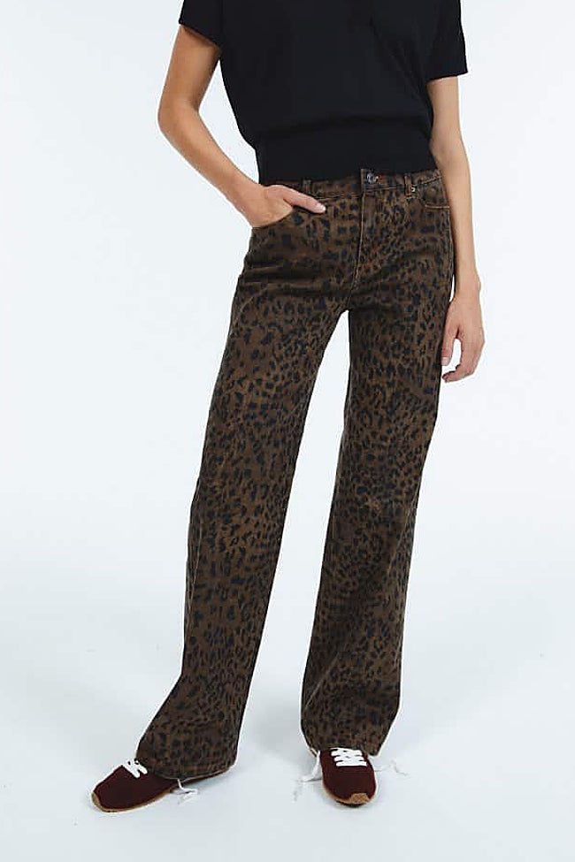 Vaqueros con estampado animal de Sfera (39,99 euros)