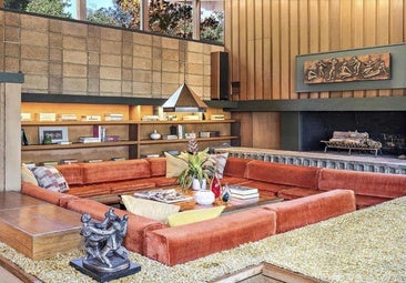 Un rincón con conversation pit de estilo contemporáneo en Villa Amsterdam, diseñado por Marmol Radziner, vía @conversation_pits.