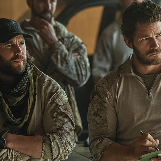 Taylor Kitsch y Chris Pratt compartiendo una escena de La lista final: Lobo Negro.