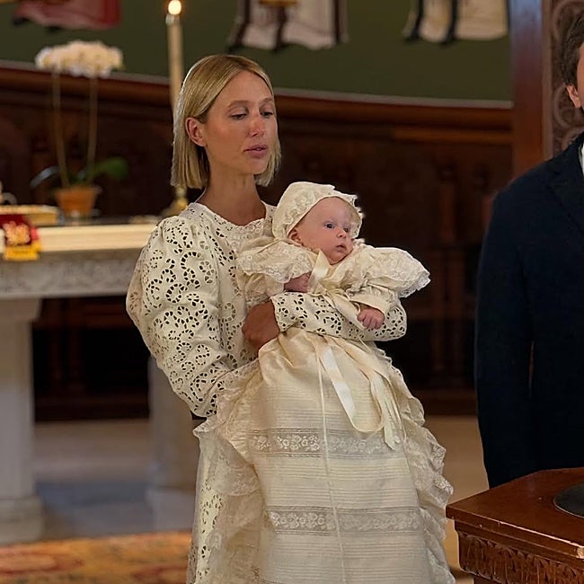 La princesa Olympia de Grecia sostiene al pequeño Theo.