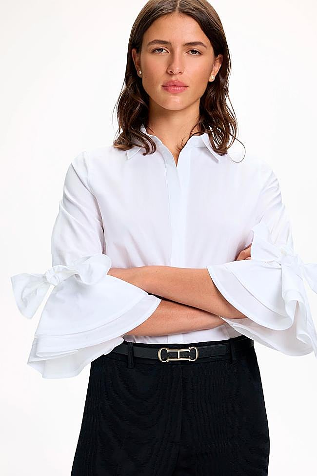 Camisa con detalle de volantes en las mangas de Carolina Herrera.