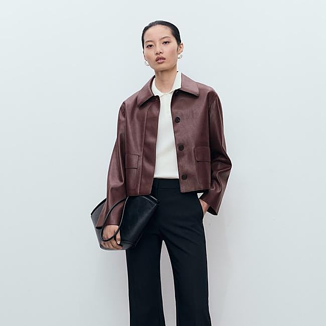 Chaqueta corta burdeos de Mango, 49,99 euros.