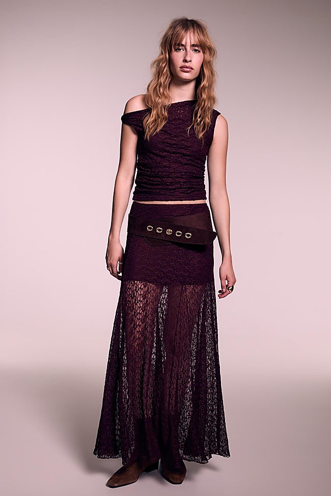 Falda negra de Stradivarius (25,99 euros)