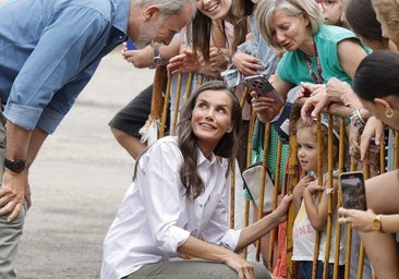 Los reyes Felipe y Letizia aterrizan en Zamora: humareda peligrosa y charla con tres vecinos afectados en Sanabria