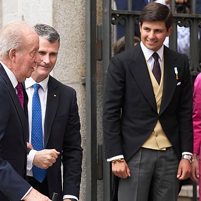 Juan Urquijo, con el rey Juan Carlos, en la boda de su hermana, Teresa Urquijo.