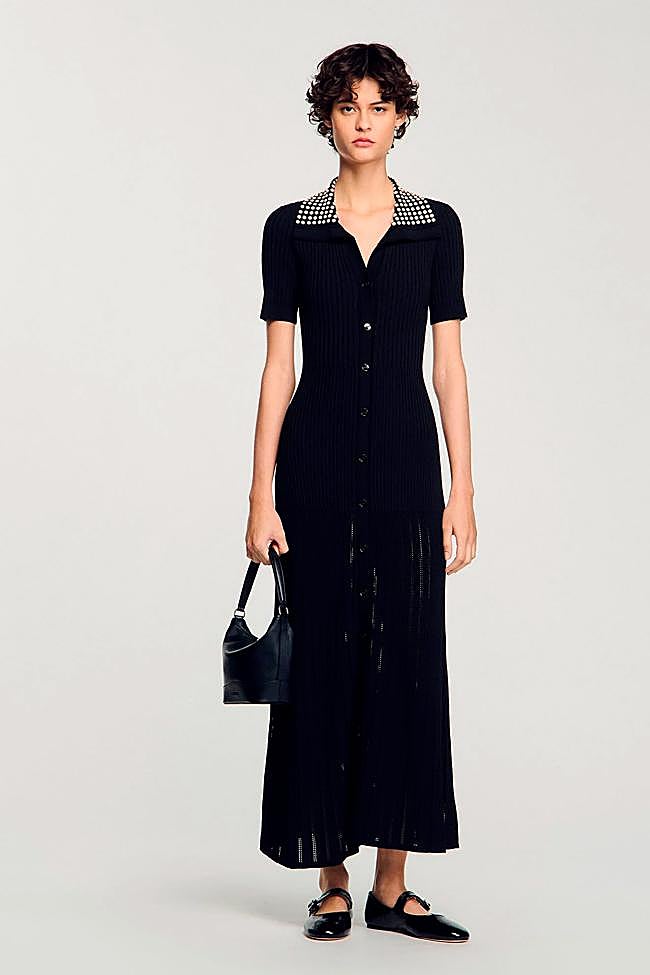 Vestido de punto con tachuelas de Sandro.