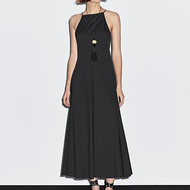 Vestido negro de Massimo Dutti, 89,95 euros.