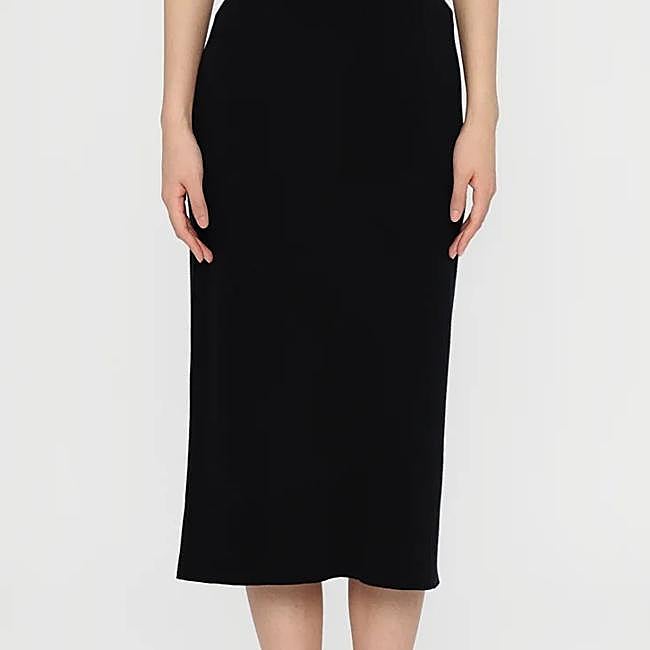 Falda de tubo negra de Weekend Max Mara, 179 euros.